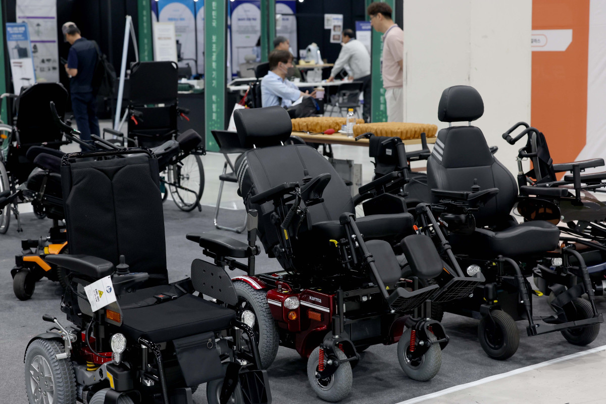▲10일 서울 서초구 aT센터에서 열린 ‘제20회 대한민국 보조공학기기 박람회’에 전동휠체어가 전시돼 있다. ‘사람을 위한 따뜻한 기술’을 슬로건으로 고용노동부가 주최, 한국장애인고용공단이 주관하는 대한민국 보조공학기기 박람회는 장애인의 직업생활에 필요한 보조공학 기술과 제품의 최신 트렌드를 소개하고 이를 현장에서 체험할 수 있는 자리다. 신태현 기자 holjjak@