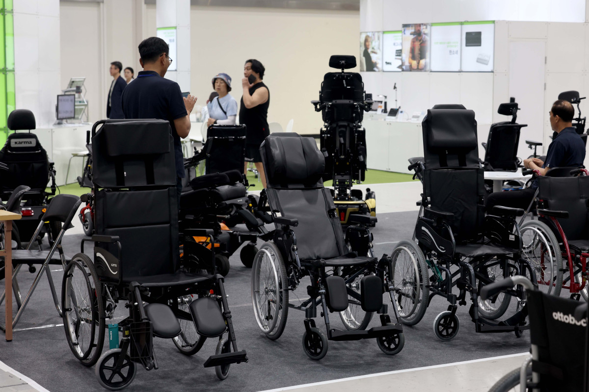 ▲10일 서울 서초구 aT센터에서 열린 ‘제20회 대한민국 보조공학기기 박람회’에 휠체어가 전시돼 있다. ‘사람을 위한 따뜻한 기술’을 슬로건으로 고용노동부가 주최, 한국장애인고용공단이 주관하는 대한민국 보조공학기기 박람회는 장애인의 직업생활에 필요한 보조공학 기술과 제품의 최신 트렌드를 소개하고 이를 현장에서 체험할 수 있는 자리다. 신태현 기자 holjjak@
