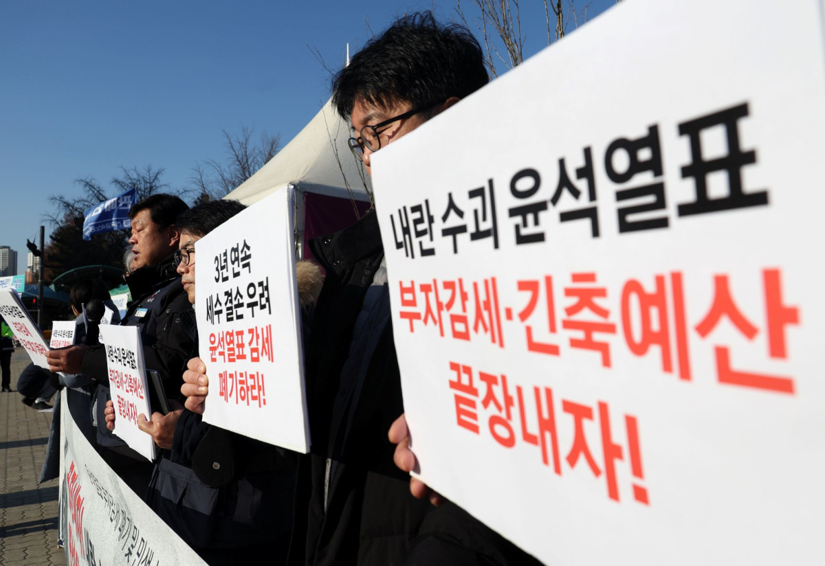 ▲윤석열 정부 3차 부자감세 저지 및 민생복지 예산 확충 요구 집중행동 회원들이 1월 7일 서울 여의도 국회 앞에서 윤석열표 부자감세 폐기 및 민생-복지 추경 촉구 기자회견을 하고 있다.  (뉴시스)