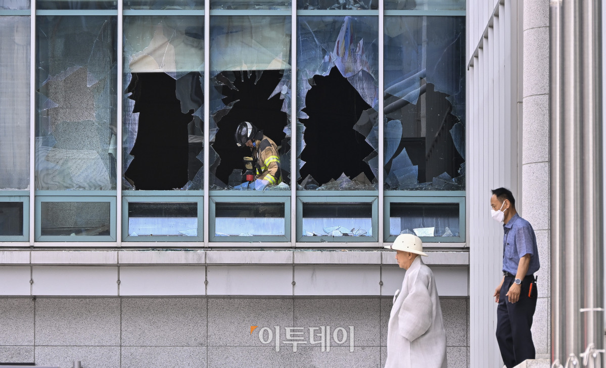▲10일 서울 종로구 조계사 옆 한국불교역사문화기념관 국제회의장에서 화재가 발생해 소방관들이 현장을 살펴보고 있다. 이날 국제회의장에서 발생한 화재는 화재 발생 1시간 35분만인 오전 11시 57분에 완전히 진압됐다. 화재는 앞서 이날 오전 국제회의장에서 조계종 중앙총회 개원식이 진행된 가운데 천장 에어컨에서 불꽃이 나면서 불이 시작된 것으로 추정된다. 이 불로 건물 내부에 있던 조계종 관계자 등 300여 명이 스스로 대피했고 현재까지 인명 피해는 없는 것으로 확인됐다. 조현호 기자 hyunho@