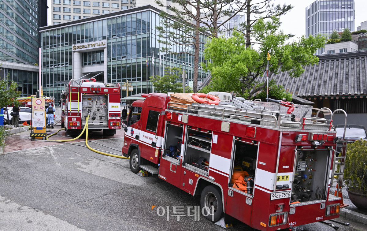 ▲10일 서울 종로구 조계사 옆 한국불교역사문화기념관 국제회의장에서 화재가 발생해 기념관 앞이 통제되고 있다. 이날 국제회의장에서 발생한 화재는 화재 발생 1시간 35분만인 오전 11시 57분에 완전히 진압됐다. 화재는 앞서 이날 오전 국제회의장에서 조계종 중앙총회 개원식이 진행된 가운데 천장 에어컨에서 불꽃이 나면서 불이 시작된 것으로 추정된다. 이 불로 건물 내부에 있던 조계종 관계자 등 300여 명이 스스로 대피했고 현재까지 인명 피해는 없는 것으로 확인됐다. 조현호 기자 hyunho@