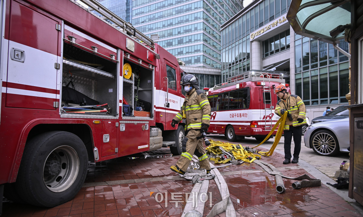 ▲10일 서울 종로구 조계사 옆 한국불교역사문화기념관 국제회의장에서 화재가 발생해 기념관 앞이 통제되고 있다. 이날 국제회의장에서 발생한 화재는 화재 발생 1시간 35분만인 오전 11시 57분에 완전히 진압됐다. 화재는 앞서 이날 오전 국제회의장에서 조계종 중앙총회 개원식이 진행된 가운데 천장 에어컨에서 불꽃이 나면서 불이 시작된 것으로 추정된다. 이 불로 건물 내부에 있던 조계종 관계자 등 300여 명이 스스로 대피했고 현재까지 인명 피해는 없는 것으로 확인됐다. 조현호 기자 hyunho@