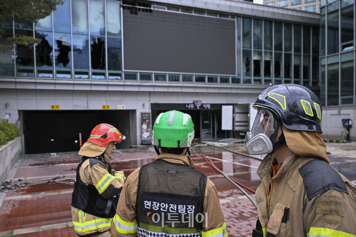 ▲10일 서울 종로구 조계사 옆 한국불교역사문화기념관 국제회의장에서 화재가 발생해 소방관들이 현장을 살펴보고 있다. 이날 국제회의장에서 발생한 화재는 화재 발생 1시간 35분만인 오전 11시 57분에 완전히 진압됐다. 화재는 앞서 이날 오전 국제회의장에서 조계종 중앙총회 개원식이 진행된 가운데 천장 에어컨에서 불꽃이 나면서 불이 시작된 것으로 추정된다. 이 불로 건물 내부에 있던 조계종 관계자 등 300여 명이 스스로 대피했고 현재까지 인명 피해는 없는 것으로 확인됐다. 조현호 기자 hyunho@