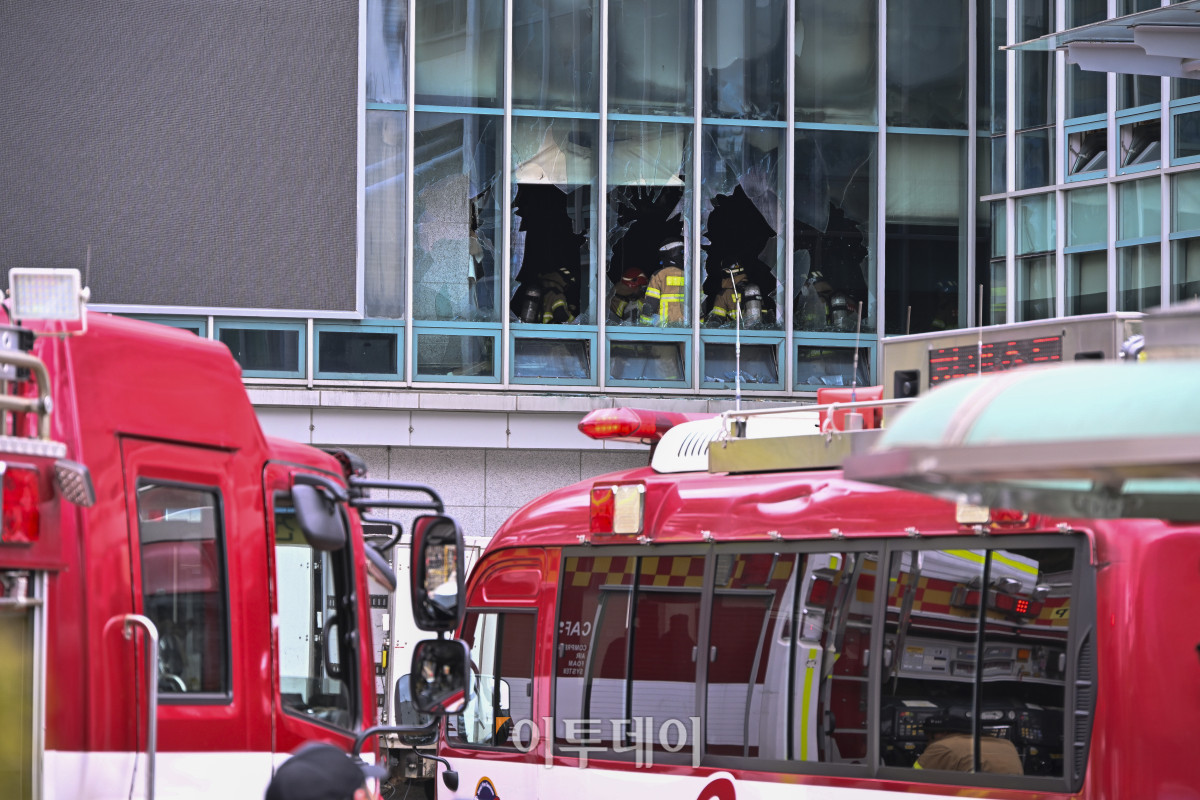 ▲10일 서울 종로구 조계사 옆 한국불교역사문화기념관 국제회의장에서 화재가 발생해 소방관들이 현장을 살펴보고 있다. 이날 국제회의장에서 발생한 화재는 화재 발생 1시간 35분만인 오전 11시 57분에 완전히 진압됐다. 화재는 앞서 이날 오전 국제회의장에서 조계종 중앙총회 개원식이 진행된 가운데 천장 에어컨에서 불꽃이 나면서 불이 시작된 것으로 추정된다. 이 불로 건물 내부에 있던 조계종 관계자 등 300여 명이 스스로 대피했고 현재까지 인명 피해는 없는 것으로 확인됐다. 조현호 기자 hyunho@