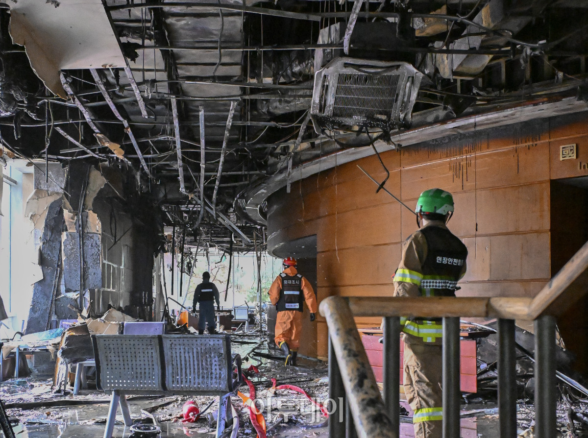 ▲10일 서울 종로구 조계사 옆 한국불교역사문화기념관 국제회의장에서 화재가 발생해 소방관들이 현장을 살펴보고 있다. 이날 국제회의장에서 발생한 화재는 화재 발생 1시간 35분만인 오전 11시 57분에 완전히 진압됐다. 화재는 앞서 이날 오전 국제회의장에서 조계종 중앙총회 개원식이 진행된 가운데 천장 에어컨에서 불꽃이 나면서 불이 시작된 것으로 추정된다. 이 불로 건물 내부에 있던 조계종 관계자 등 300여 명이 스스로 대피했고 현재까지 인명 피해는 없는 것으로 확인됐다. 조현호 기자 hyunho@