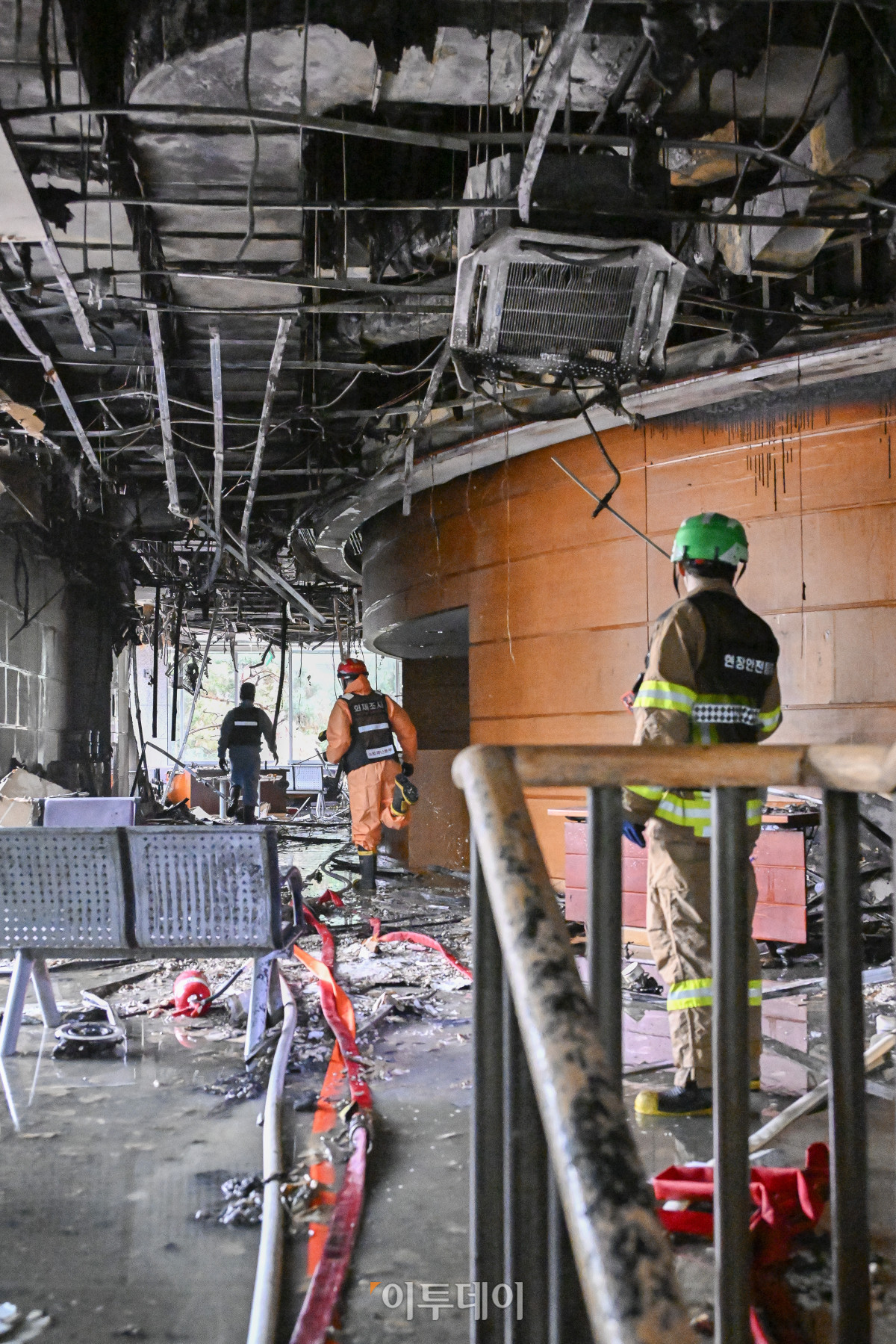 ▲10일 서울 종로구 조계사 옆 한국불교역사문화기념관 국제회의장에서 화재가 발생해 소방관들이 현장을 살펴보고 있다. 이날 국제회의장에서 발생한 화재는 화재 발생 1시간 35분만인 오전 11시 57분에 완전히 진압됐다. 화재는 앞서 이날 오전 국제회의장에서 조계종 중앙총회 개원식이 진행된 가운데 천장 에어컨에서 불꽃이 나면서 불이 시작된 것으로 추정된다. 이 불로 건물 내부에 있던 조계종 관계자 등 300여 명이 스스로 대피했고 현재까지 인명 피해는 없는 것으로 확인됐다. 조현호 기자 hyunho@