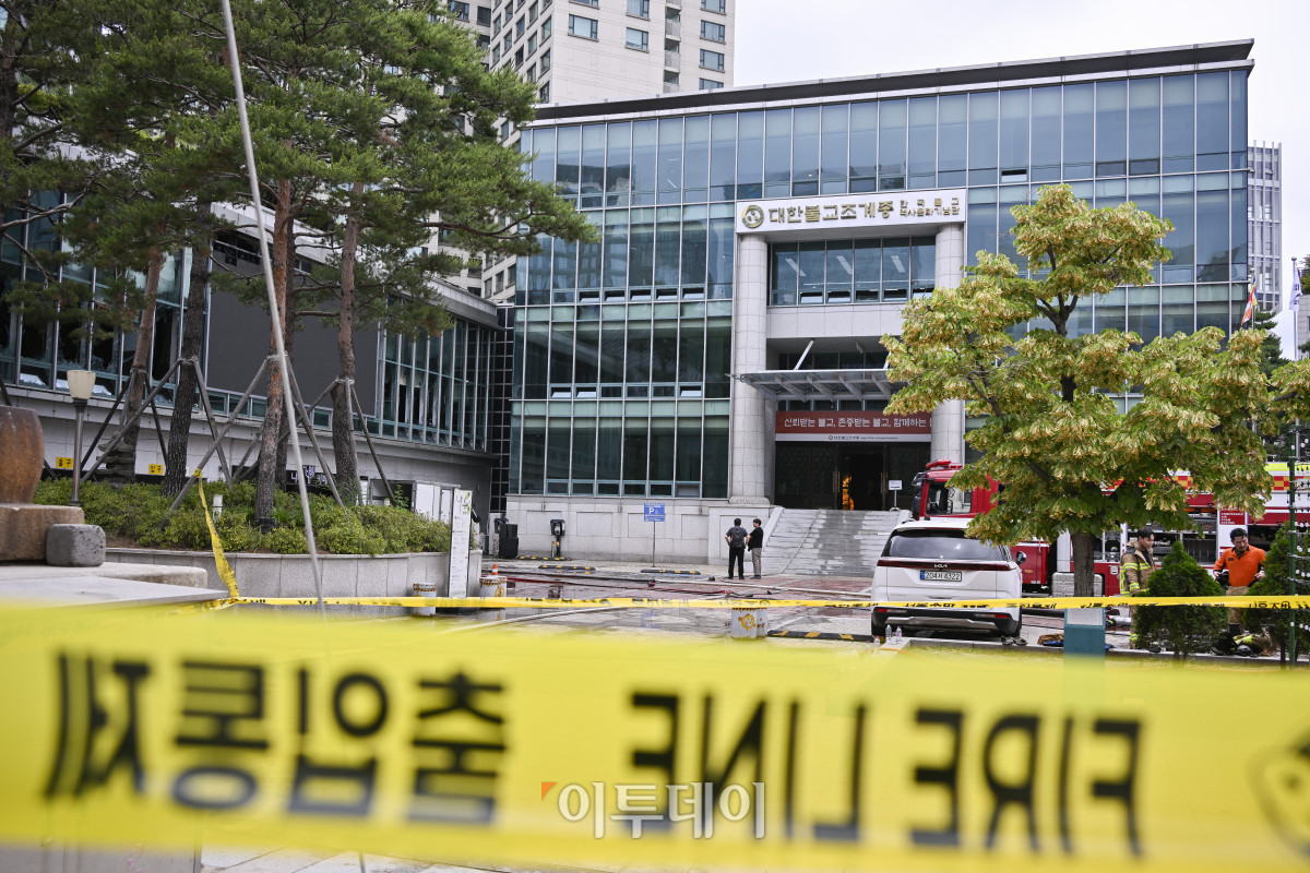 ▲10일 서울 종로구 조계사 옆 한국불교역사문화기념관 국제회의장에서 화재가 발생해 기념관 앞이 통제되고 있다. 이날 국제회의장에서 발생한 화재는 화재 발생 1시간 35분만인 오전 11시 57분에 완전히 진압됐다. 화재는 앞서 이날 오전 국제회의장에서 조계종 중앙총회 개원식이 진행된 가운데 천장 에어컨에서 불꽃이 나면서 불이 시작된 것으로 추정된다. 이 불로 건물 내부에 있던 조계종 관계자 등 300여 명이 스스로 대피했고 현재까지 인명 피해는 없는 것으로 확인됐다. 조현호 기자 hyunho@