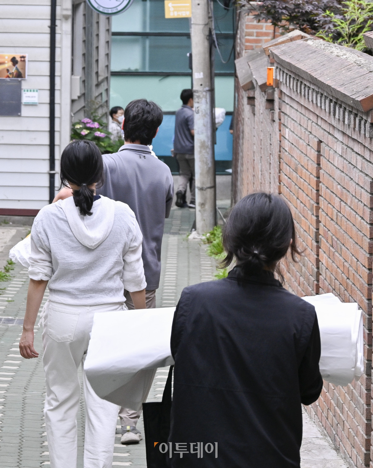 ▲10일 서울 종로구 조계사 옆 한국불교역사문화기념관 국제회의장에서 화재가 발생해 관계자들이 박물관 내 물품을 옮기고 있다. 이날 오전 조계사 옆 한국불교역사문화기념관 국제회의장에서 화재가 발생해 1시간 35분만인 오전 11시 57분에 완전히 진압됐다. 화재로 국보·보물 등의 문화유산 손상은 없지만 연기 확산 등의 이유로 안전을 위해 몇몇 문화유산은 국립고궁박물관으로 이송될 예정이다. 기념관에는 국보 2건 9점, 보물 5건 9점을 포함해 33점의 유물이 전시중이다. 조현호 기자 hyunho@