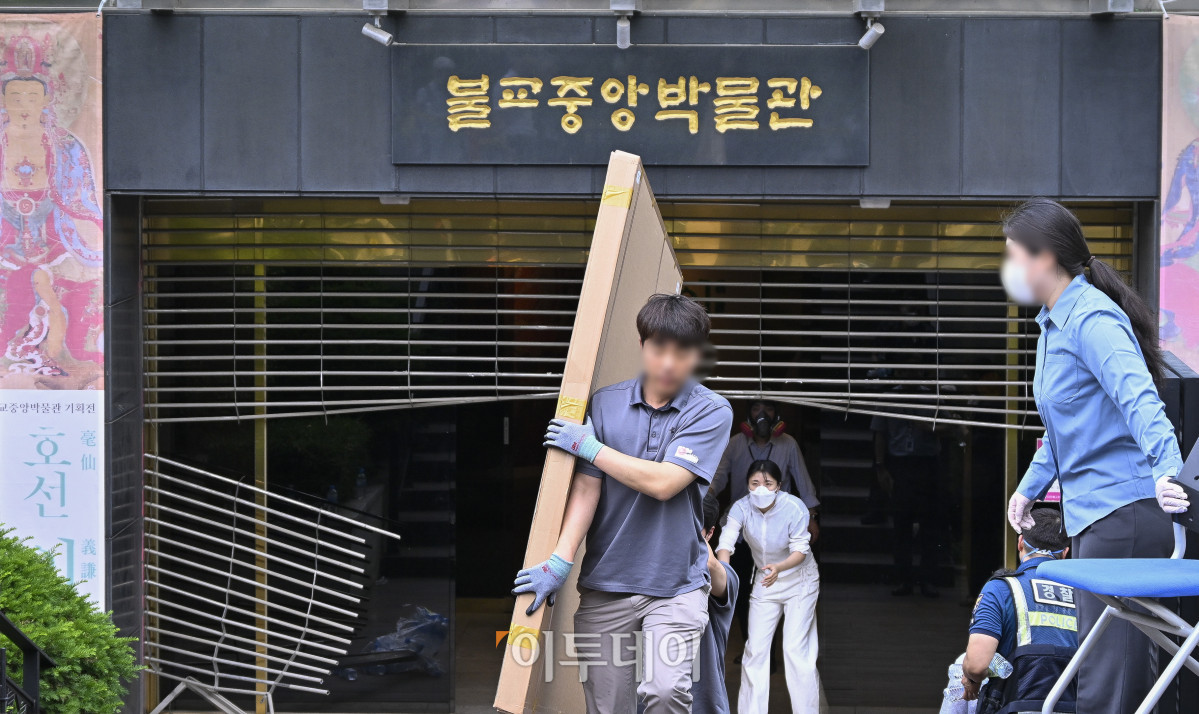 ▲10일 서울 종로구 조계사 옆 한국불교역사문화기념관 국제회의장에서 화재가 발생해 관계자들이 박물관 내 물품을 옮기고 있다. 이날 오전 조계사 옆 한국불교역사문화기념관 국제회의장에서 화재가 발생해 1시간 35분만인 오전 11시 57분에 완전히 진압됐다. 화재로 국보·보물 등의 문화유산 손상은 없지만 연기 확산 등의 이유로 안전을 위해 몇몇 문화유산은 국립고궁박물관으로 이송될 예정이다. 기념관에는 국보 2건 9점, 보물 5건 9점을 포함해 33점의 유물이 전시중이다. 조현호 기자 hyunho@