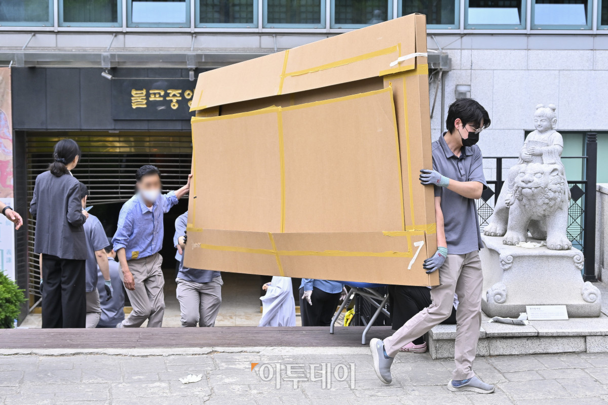 ▲10일 서울 종로구 조계사 옆 한국불교역사문화기념관 국제회의장에서 화재가 발생해 관계자들이 박물관 내 물품을 옮기고 있다. 이날 오전 조계사 옆 한국불교역사문화기념관 국제회의장에서 화재가 발생해 1시간 35분만인 오전 11시 57분에 완전히 진압됐다. 화재로 국보·보물 등의 문화유산 손상은 없지만 연기 확산 등의 이유로 안전을 위해 몇몇 문화유산은 국립고궁박물관으로 이송될 예정이다. 기념관에는 국보 2건 9점, 보물 5건 9점을 포함해 33점의 유물이 전시중이다. 조현호 기자 hyunho@
