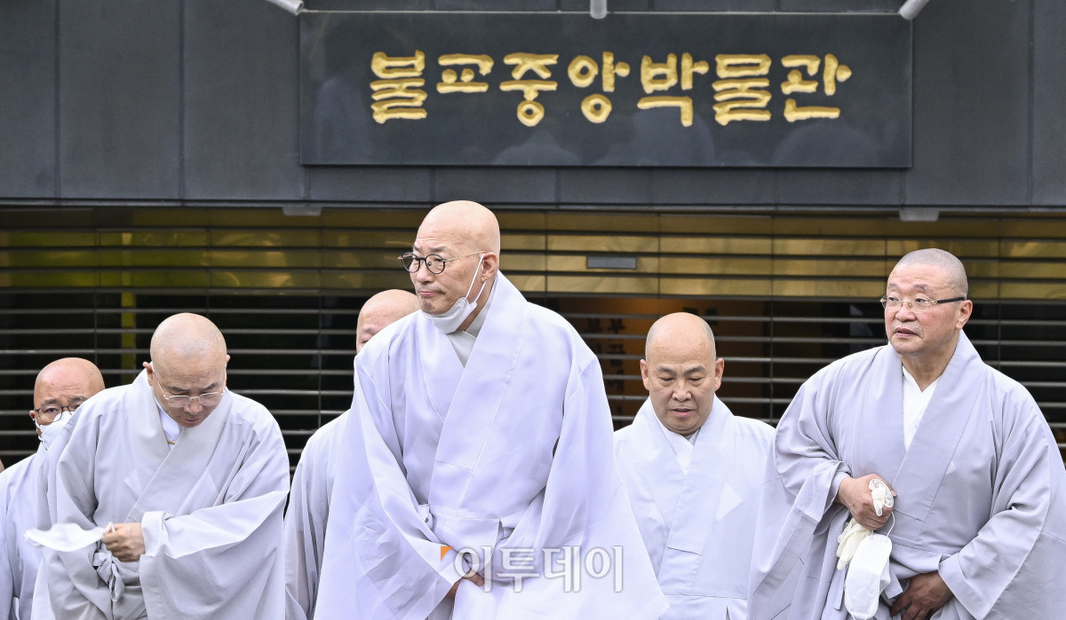 ▲조계종 총무원장 진우 스님이 10일 서울 종로구 조계사에서 불교중앙박물관 내부 확인을 마친 후 나서고 있다. 이날 오전 조계사 옆 한국불교역사문화기념관 국제회의장에서 화재가 발생해 1시간 35분만인 오전 11시 57분에 완전히 진압됐다. 화재로 국보·보물 등의 문화유산 손상은 없지만 연기 확산 등의 이유로 안전을 위해 몇몇 문화유산은 국립고궁박물관으로 이송될 예정이다. 기념관에는 국보 2건 9점, 보물 5건 9점을 포함해 33점의 유물이 전시중이다. 조현호 기자 hyunho@