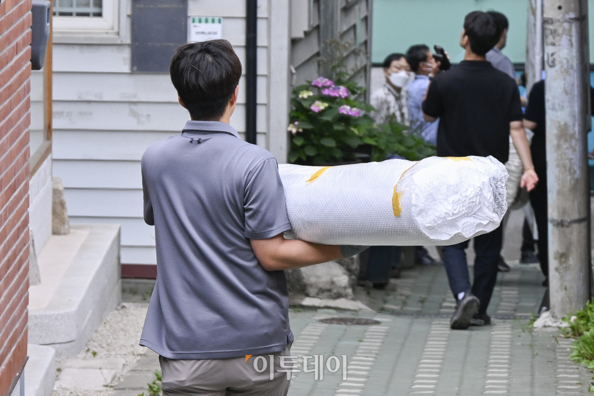 ▲10일 서울 종로구 조계사 옆 한국불교역사문화기념관 국제회의장에서 화재가 발생해 관계자들이 박물관 내 물품을 옮기고 있다. 이날 오전 조계사 옆 한국불교역사문화기념관 국제회의장에서 화재가 발생해 1시간 35분만인 오전 11시 57분에 완전히 진압됐다. 화재로 국보·보물 등의 문화유산 손상은 없지만 연기 확산 등의 이유로 안전을 위해 몇몇 문화유산은 국립고궁박물관으로 이송될 예정이다. 기념관에는 국보 2건 9점, 보물 5건 9점을 포함해 33점의 유물이 전시중이다. 조현호 기자 hyunho@