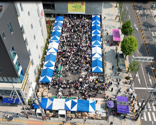 ▲서울 동대문구 동아제약 본사 야외주차장에서 열린 사랑나눔 바자회에 임직원과 지역 주민들로 붐비고 있다. (사진제공=동아제약)