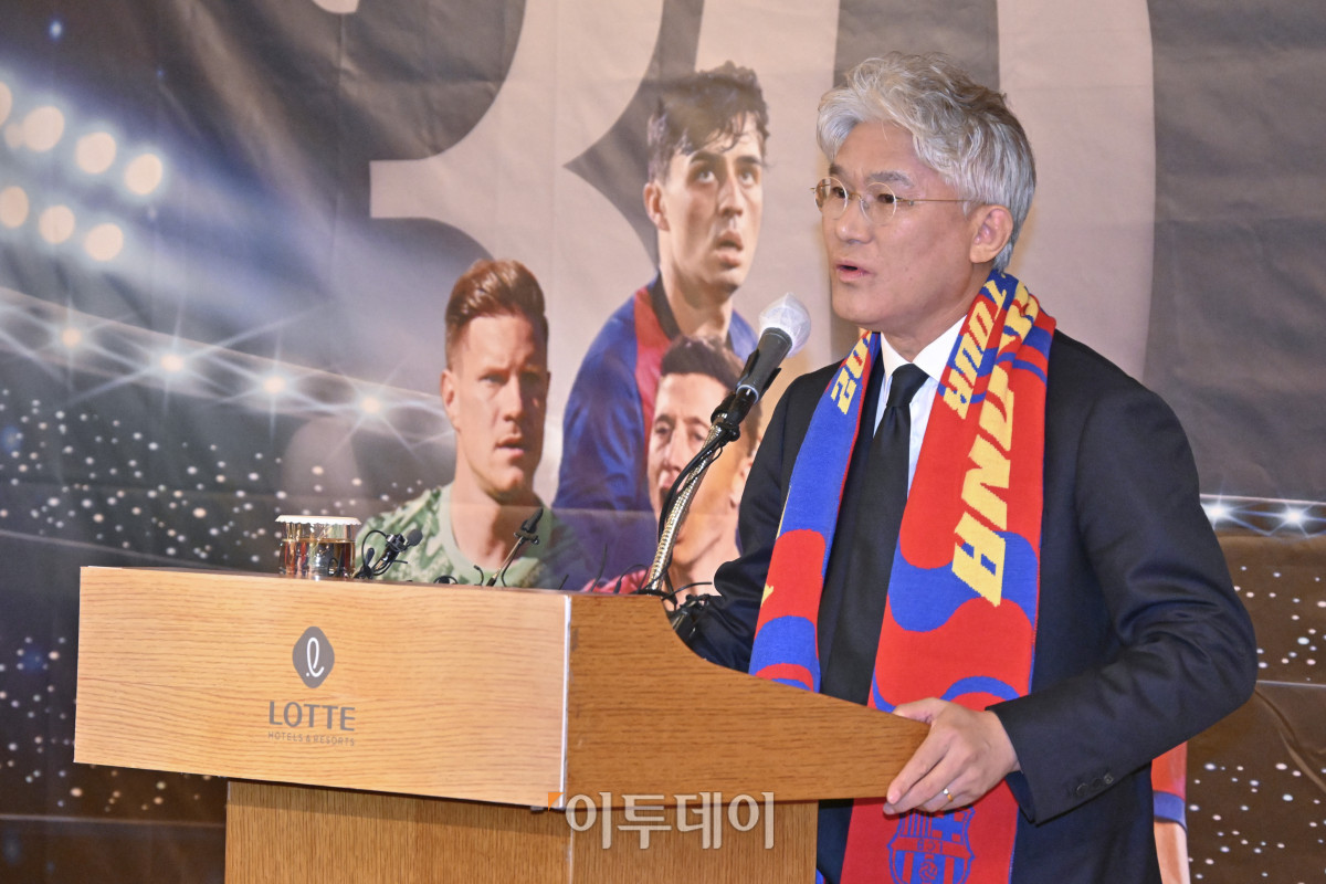 ▲유진현 디드라이브 회장이 10일 서울 중구 롯데호텔에서 열린 BBQ 창사 30주년 기념 FC바르셀로나 아시아투어 서울매치 초청 후원 발표회에서 인사말을 하고 있다. 조현호 기자 hyunho@