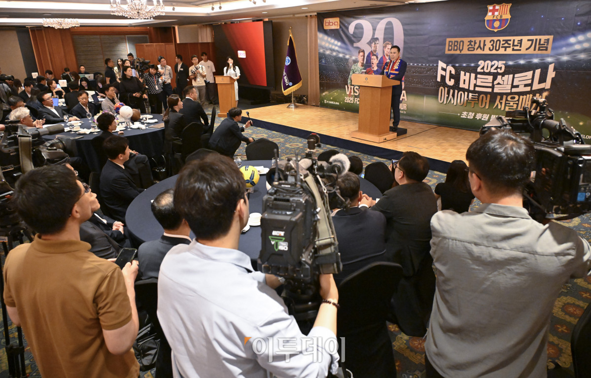 ▲윤홍근 제너시스BBQ 그룹 회장이 10일 서울 중구 롯데호텔에서 열린 BBQ 창사 30주년 기념 FC바르셀로나 아시아투어 서울매치 초청 후원 발표회에서 경기 계획을 발표하고 있다. 조현호 기자 hyunho@