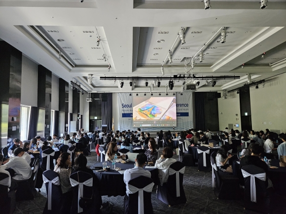 ▲지난 8일 서울시 송파구에 있는 서울올림픽파크텔 올림피아홀에서 ‘하나된 미션 : 북한의 문을 열자!’라는 주제로 남과 북, 그리고 해외 청소년이 한자리에 모여 북한 아동, 청소년 인권증진을 위한 서울 국제 청소년 콘퍼런스를 진행했다.  (사진제공=북한민주화청년학생포럼)