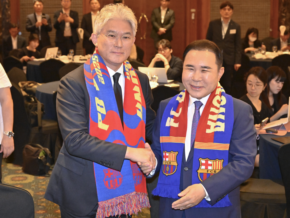 ▲윤홍근(오른쪽) 제너시스BBQ그룹 회장과 유진현 디드라이브 회장이 10일 서울 중구 롯데호텔에서 열린 BBQ 창사 30주년 기념 FC바르셀로나 아시아투어 서울 매치 초청 후원 발표회에서 악수를 하고 있다.  (사진=조현호 기자 hyunho@)