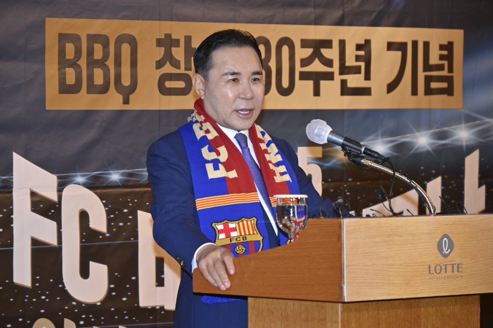 ▲윤홍근 제너시스BBQ그룹 회장이 10일 서울 중구 롯데호텔에서 열린 BBQ 창사 30주년 기념 FC바르셀로나 아시아투어 서울 매치 초청 후원 발표회에서 경기 계획을 발표하고 있다.  (사진=조현호 기자 hyunho@)