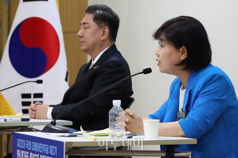 ▲10일 서울 여의도 국회 의원회관에서 열린 더불어민주당 제22대 국회 2기 원내대표 후보 합동 토론회에서 김병기(왼쪽) 후보와 서영교 후보가 발언을 하고 있다. 고이란 기자 photoeran@