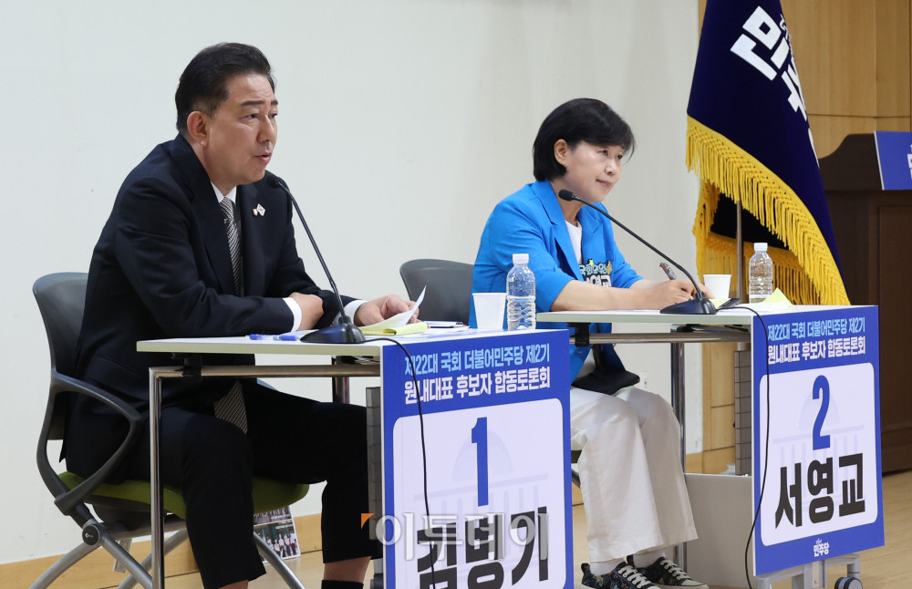 ▲10일 서울 여의도 국회 의원회관에서 열린 더불어민주당 제22대 국회 2기 원내대표 후보 합동 토론회에서 김병기(왼쪽) 후보와 서영교 후보가 발언을 하고 있다. 고이란 기자 photoeran@
