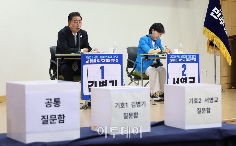 ▲10일 서울 여의도 국회 의원회관에서 열린 더불어민주당 제22대 국회 2기 원내대표 후보 합동 토론회에서 김병기(왼쪽) 후보와 서영교 후보가 발언을 하고 있다. 고이란 기자 photoeran@