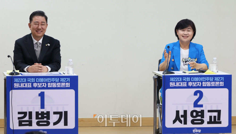 ▲10일 서울 여의도 국회 의원회관에서 열린 더불어민주당 제22대 국회 2기 원내대표 후보 합동 토론회에서 김병기(왼쪽) 후보와 서영교 후보가 발언을 하고 있다. 고이란 기자 photoeran@
