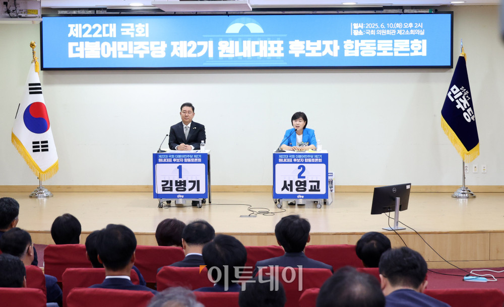▲10일 서울 여의도 국회 의원회관에서 열린 더불어민주당 제22대 국회 2기 원내대표 후보 합동 토론회에서 김병기(왼쪽) 후보와 서영교 후보가 발언을 하고 있다. 고이란 기자 photoeran@