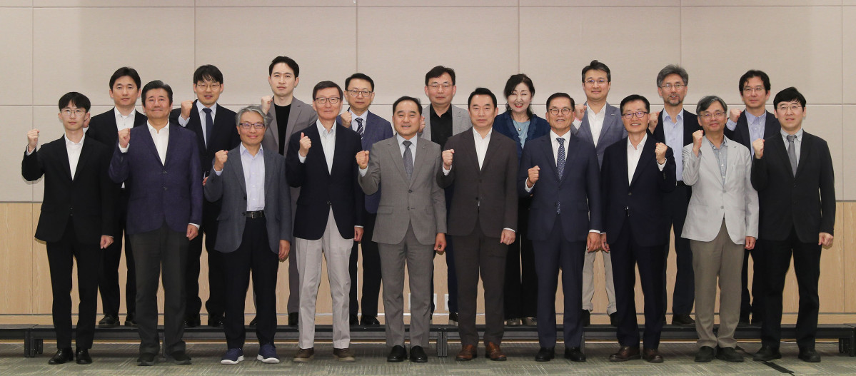 ▲정철 한국경제연구원장(앞줄 왼쪽 다섯번째)과 허윤 선진통상포럼 회장(왼쪽 여섯번째)을 비롯한 참석자들이 10일 FKI타워 컨퍼런스센터에서 열린 '통상 및 경제안보 정책과제와 전망' 세미나에서 기념촬영을 하고 있다. 이 자리에서 전문가들은 대미 통상 현안, 글로벌 공급망 재편, 경제안보 중심 통상질서, 디지털 통상규범 등 통상환경 전반에 걸친 복합위기 대응을 위한 전략적 통상정책 수립이 필요하다고 강조했다. (한경협)