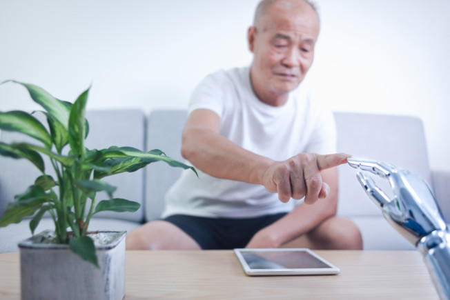 ▲노인이 로봇을 이용하고 있는 모습. 출처 게티이미지뱅크