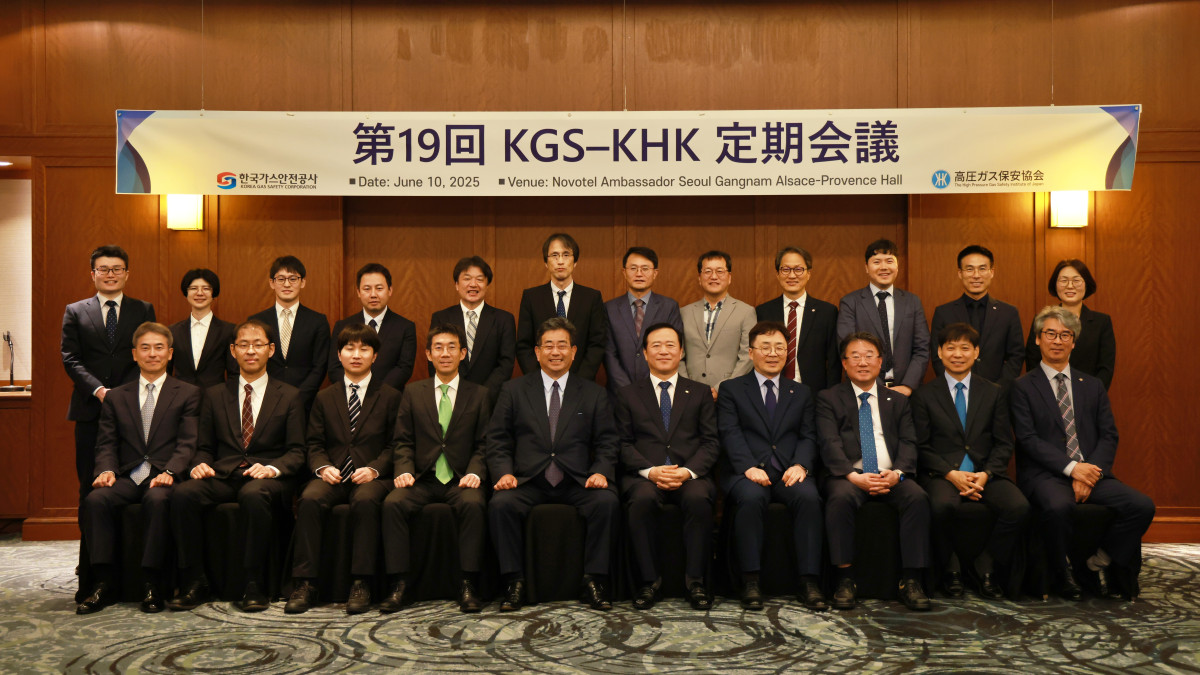▲박경국 한국가스안전공사 사장(앞줄 왼쪽 여섯 번째)이 10일 서울 노보텔 앰배서더 강남에서 열린 ‘제19회 KGS-KHK 정기회의’에 참석, 곤도 켄지 일본고압가스보안협회 회장(앞줄 왼쪽 다섯 번째) 등 관계자들과 기념 촬영을 하고 있다. (사진제공=한국가스안전공사)