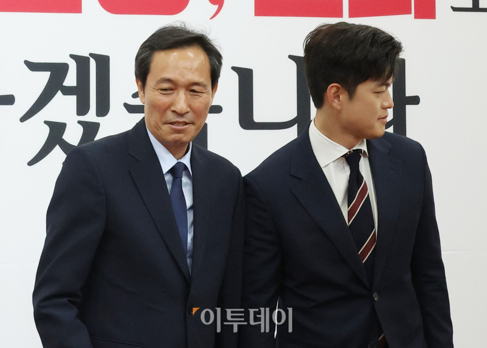 ▲우상호(왼쪽) 대통령실 정무수석이 10일 서울 여의도 국회에서 김용태 국민의힘 비상대책위원장을 예방하고 있다. 고이란 기자 photoeran@