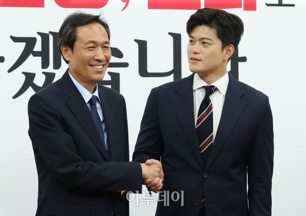 ▲우상호(왼쪽) 대통령실 정무수석이 10일 서울 여의도 국회에서 김용태 국민의힘 비상대책위원장을 예방하고 있다. 고이란 기자 photoeran@