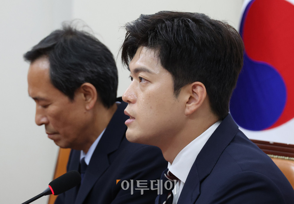 ▲우상호(왼쪽) 대통령실 정무수석이 10일 서울 여의도 국회에서 김용태 국민의힘 비상대책위원장을 예방하고 있다. 고이란 기자 photoeran@