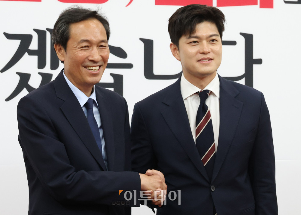 ▲우상호(왼쪽) 대통령실 정무수석이 10일 서울 여의도 국회에서 김용태 국민의힘 비상대책위원장을 예방하고 있다. 고이란 기자 photoeran@