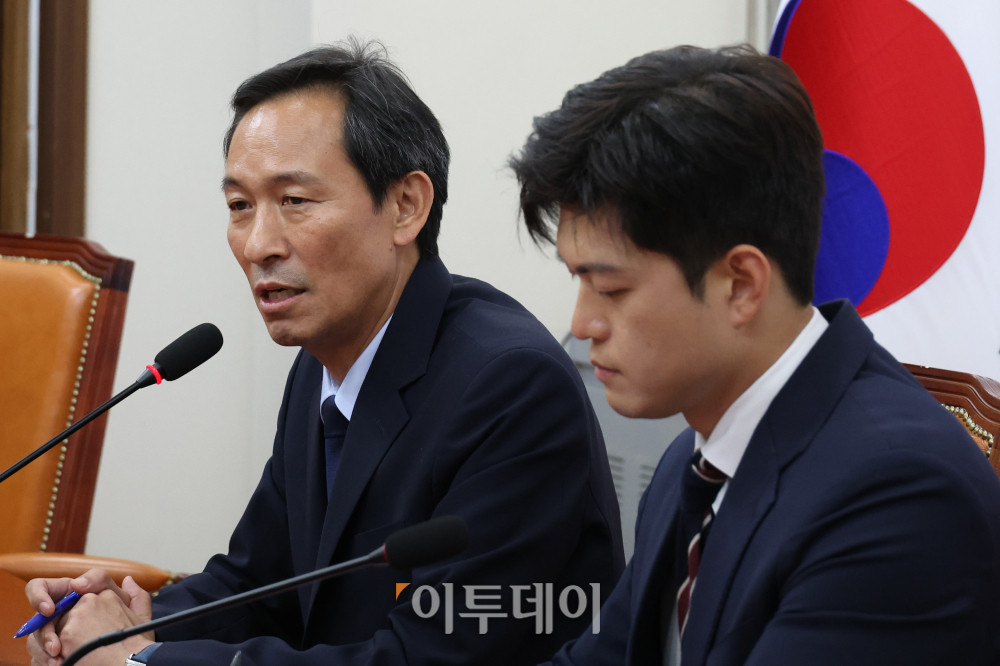 ▲우상호(왼쪽) 대통령실 정무수석이 10일 서울 여의도 국회에서 김용태 국민의힘 비상대책위원장을 예방하고 있다. 고이란 기자 photoeran@