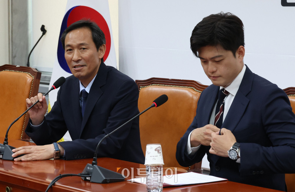 ▲우상호(왼쪽) 대통령실 정무수석이 10일 서울 여의도 국회에서 김용태 국민의힘 비상대책위원장을 예방하고 있다. 고이란 기자 photoeran@