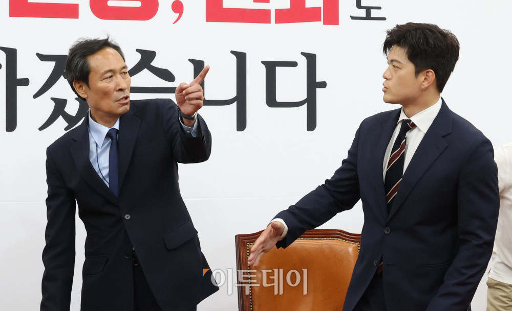 ▲우상호(왼쪽) 대통령실 정무수석이 10일 서울 여의도 국회에서 김용태 국민의힘 비상대책위원장을 예방하고 있다. 고이란 기자 photoeran@