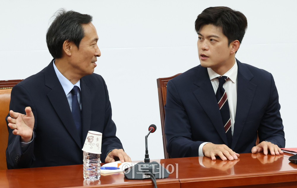 ▲우상호(왼쪽) 대통령실 정무수석이 10일 서울 여의도 국회에서 김용태 국민의힘 비상대책위원장을 예방하고 있다. 고이란 기자 photoeran@