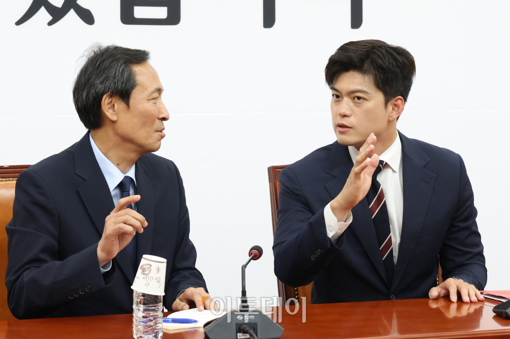 ▲우상호(왼쪽) 대통령실 정무수석이 10일 서울 여의도 국회에서 김용태 국민의힘 비상대책위원장을 예방하고 있다. 고이란 기자 photoeran@