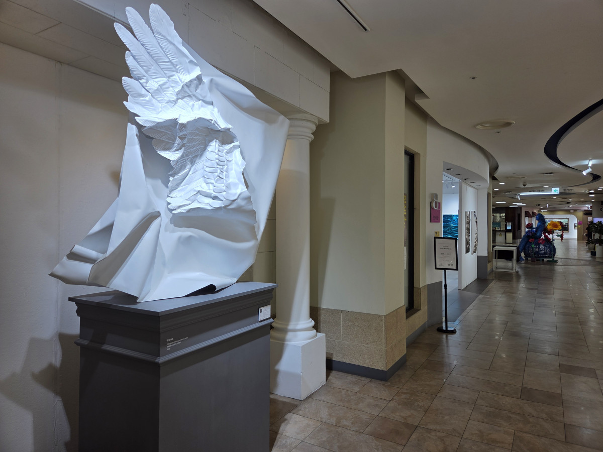 ▲서울 송파구 문정동에 있는 롯데마트 송파점 2층 대형 상설 미술품 전시관 엠아트(mART)센터에 전시된 미술 작품 (유승호 기자 peter@)