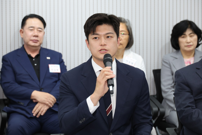 ▲국민의힘 김용태 비상대책위원장이 10일 서울 여의도 중앙당사에서 열린 비상대책위원장 주재 원외당협위원장 간담회에서 발언하고 있다. 2025.6.10. (연합뉴스)