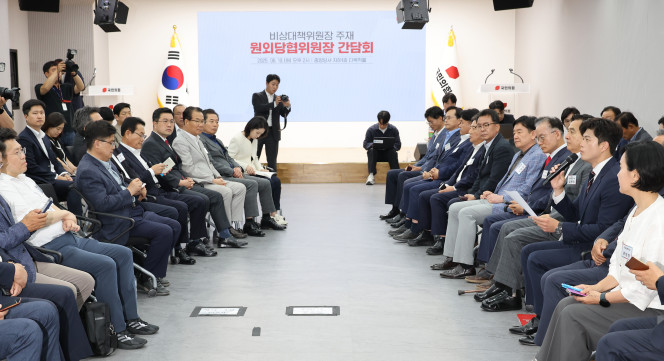 ▲국민의힘 김용태 비상대책위원장이 10일 서울 여의도 중앙당사에서 열린 비상대책위원장 주재 원외당협위원장 간담회에서 발언하고 있다. 2025.6.10. (연합뉴스)