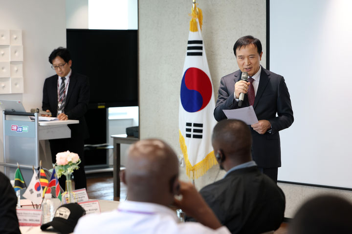 ▲임태희 경기도교육감이 10일 도교육청 남부청사에서 나미비아공화국, 우간다공화국, 탄자니아 연합공화국 교육부 간부 등과 디지털 교육 협력 방안을 논의했다. (경기도교육청)
