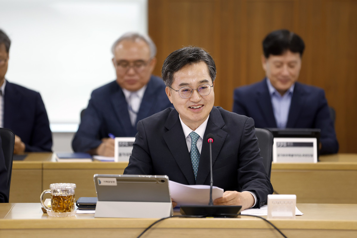 ▲김동연 경기도지사가 10일 수원 경기도청사에서 열린 도정열린회의에서 회의 자료를 보며 마무리 발언을 하고 있다. (경기도)