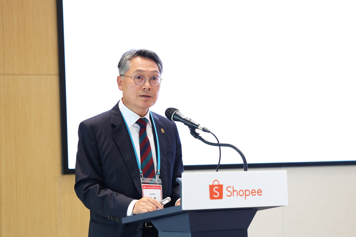 ▲최경 코스맥스 부회장이 10일 서울 송파구 롯데월드타워에서 열린 ‘2025 쇼피코리아 K뷰티 써밋’에서 K뷰티 브랜드를 위한 동남아 현지화 전략을 발표하고 있다. (사진제공=코스맥스)