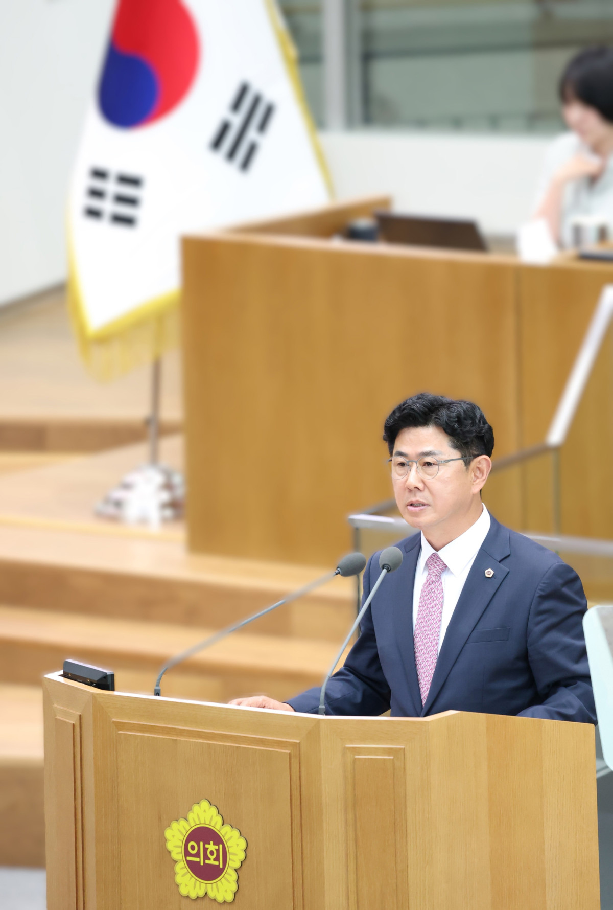 ▲윤충식 경기도의회 미래과학협력위원이 경기도의회 본회의장에서 연단에 서서 AI국의 조직 개편 필요성을 발표하고 있다. (경기도의회)