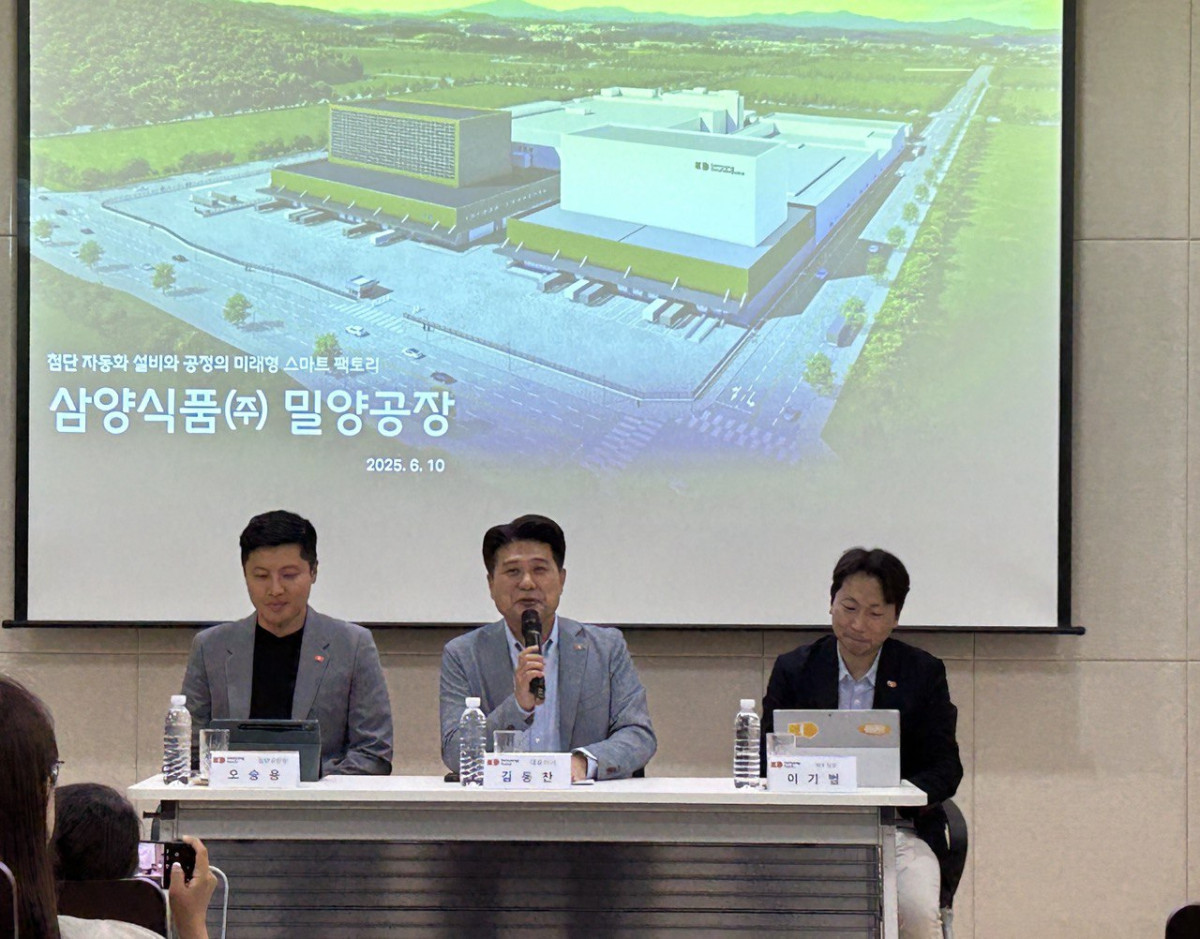 ▲10일 경남 밀양시 부북면에 있는 밀양 제2공장 준공 기념 기자간담회에서 김동찬(가운데) 삼양식품 대표가 인사말을 하고 있다. (사진=연희진 기자)