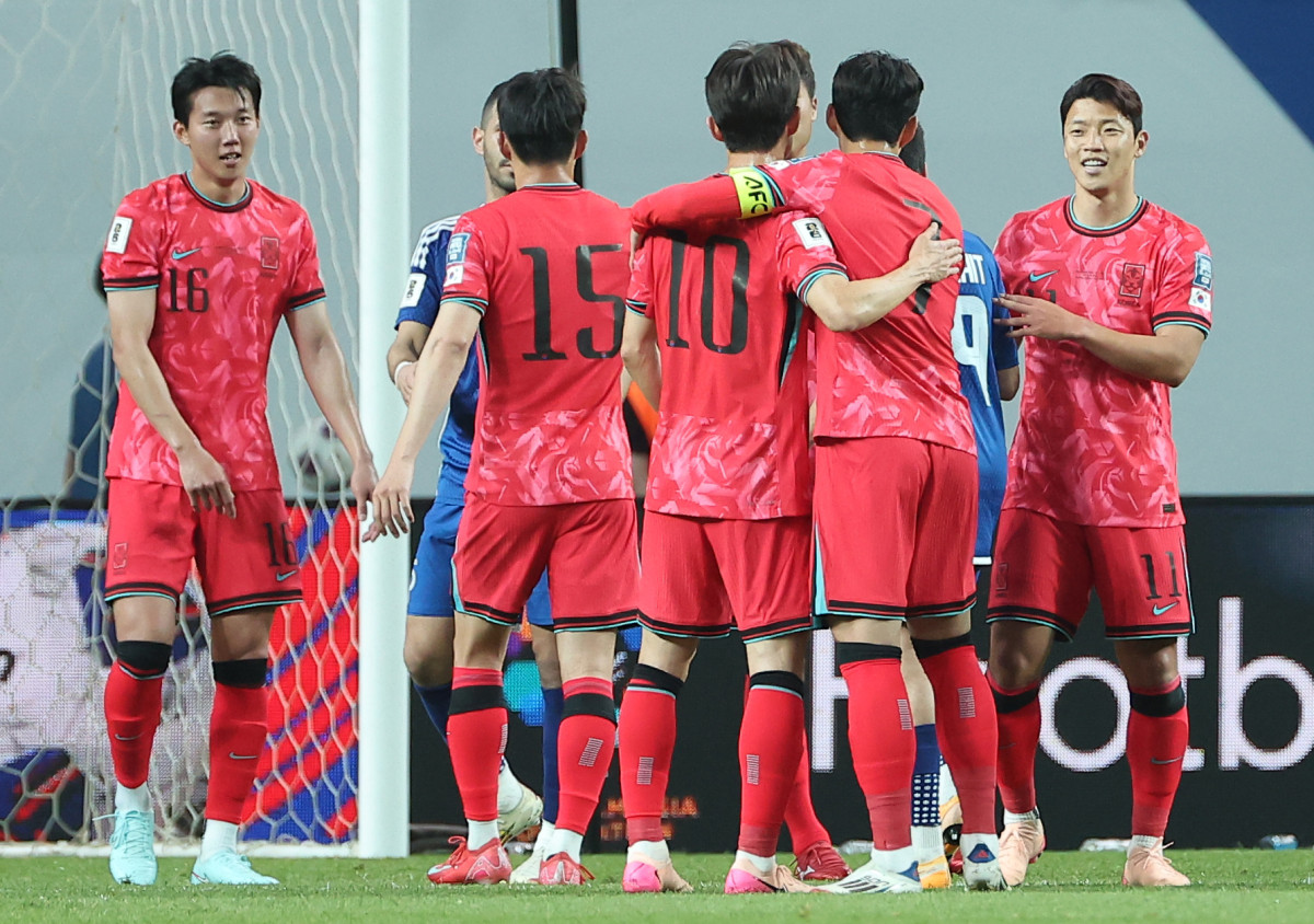 ▲10일 대한민국 축구 국가대표팀 선수들이 서울월드컵경기장에서 열린 '2026 FIFA 북중미 월드컵 아시아지역 3차 예선' B조 10차전 쿠웨이트와의 경기에서 4-0으로 승리한 뒤 서로 격려하고 있다. (연합뉴스)