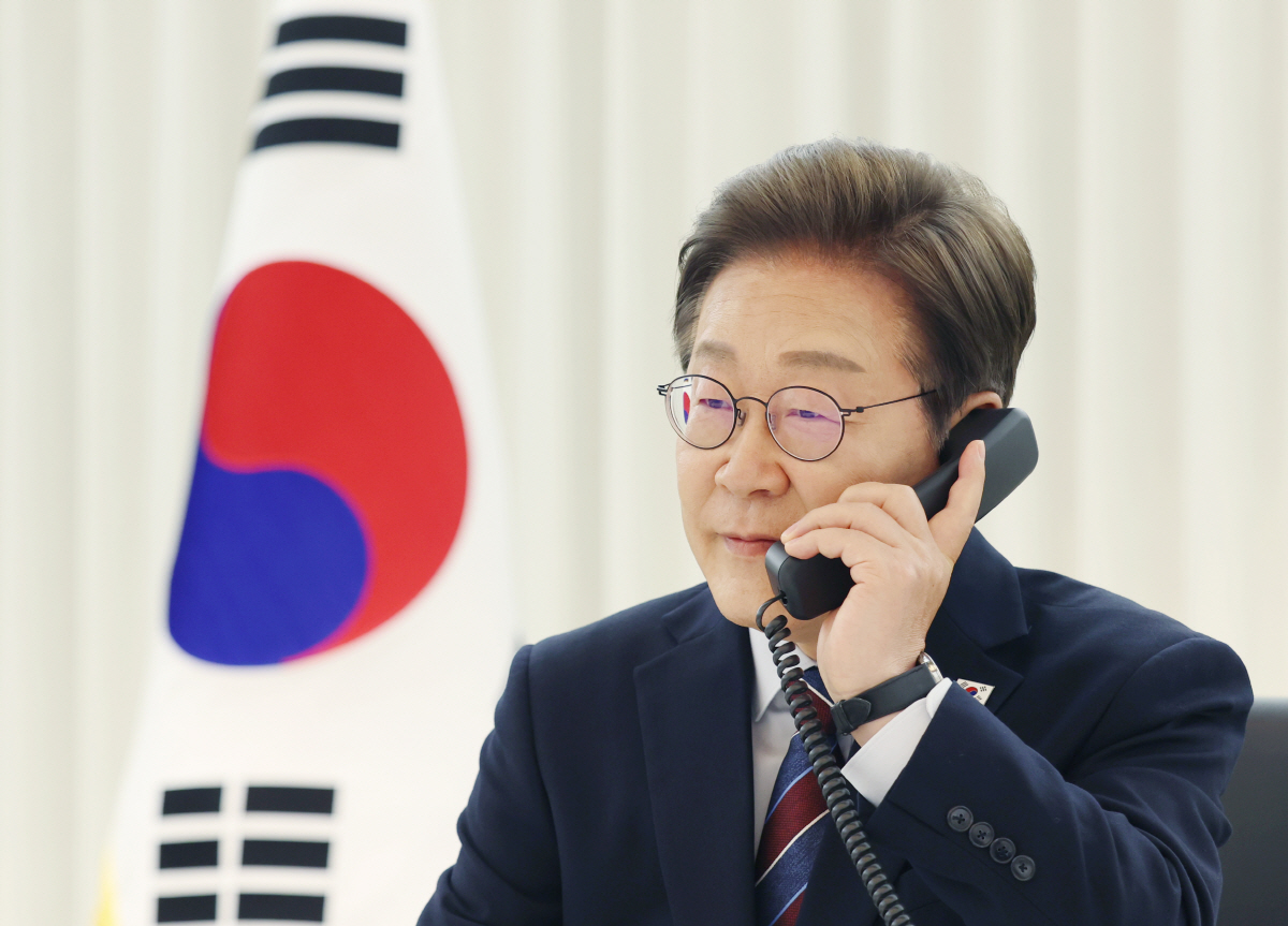 ▲이재명 대통령이 6일 서울 한남동 관저에서 도널드 트럼프 미국 대통령과 전화 통화를 하기 위해 수화기를 들고 있다. 연합뉴스