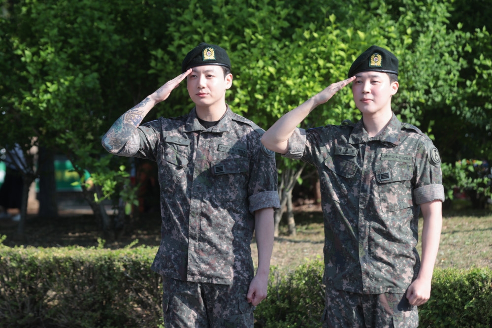 ▲육군 현역 복무를 마치고 만기 전역한 그룹 방탄소년단(BTS)의 지민(오른쪽)과 정국이 11일 경기도 연천군 연천공설운동장에서 거수경례를 하고 있다. (연합뉴스)